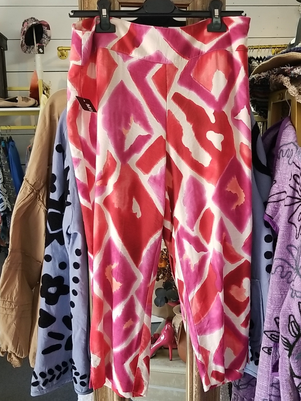 Women's Pink & Red Abstract Print Capris - Vibrant Cropped Pants